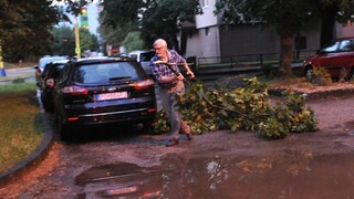 Prešov zasiahla silná búrka, ničila strechy a lámala stromy
