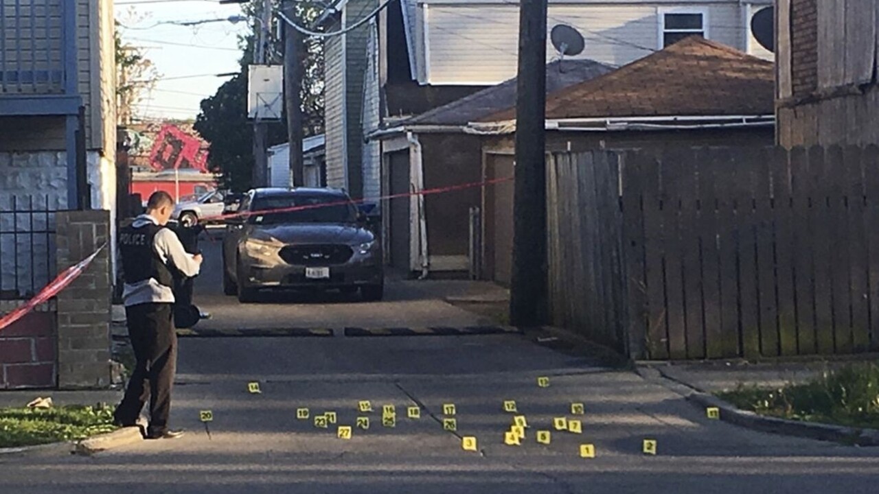 Sviatočný víkend v Chicagu bol plný násilia. Postrelili vyše sto ľudí