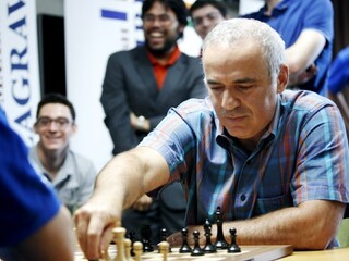 Majster Kasparov sa vracia. Čakajú naňho veľké šachové mená