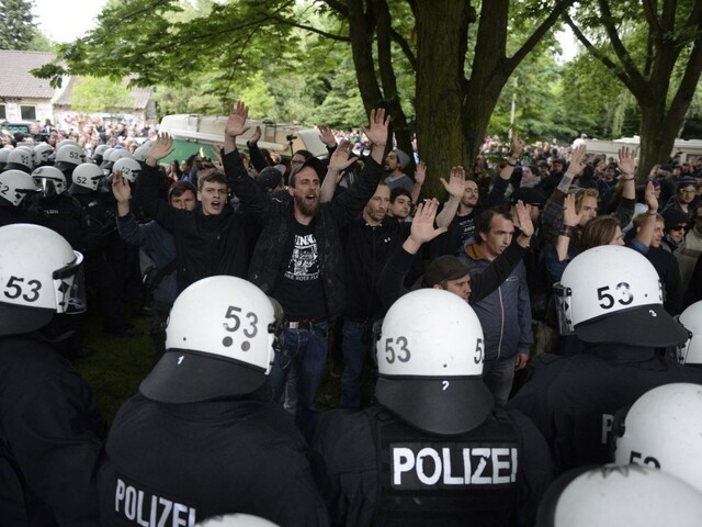 Polícia zasahovala proti demonštrantom, ktorí lídrov vítali v pekle