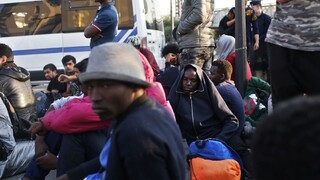 Z Paríža evakuujú stovky migrantov, z ulíc si spravili tábor
