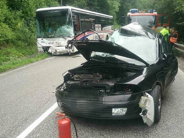 Pri tragickej zrážke áut s autobusom na Spiši zahynula žena