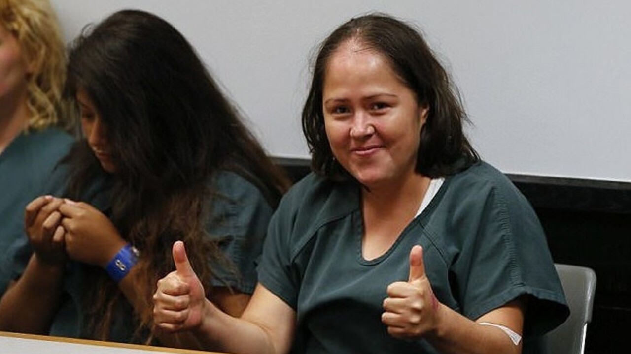 Žena zabila manžela aj deti, na súde sa usmievala a klaňala sa