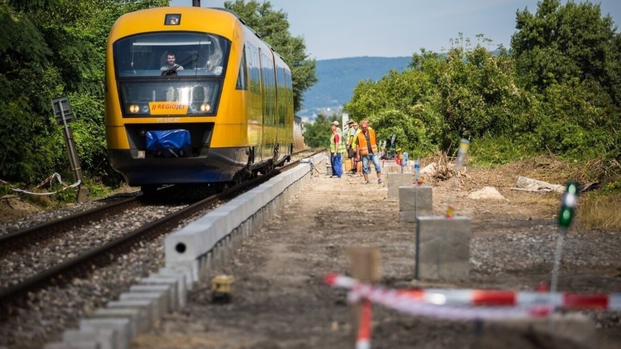 Na trati Bratislava - Nové Mesto vstúpila do koľajiska žena, zrážke sa už nedalo zabrániť