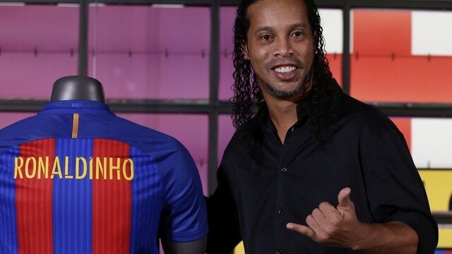 Ronaldinho a Giggs sa zúčastnili exhibičného zápasu v Pakistane