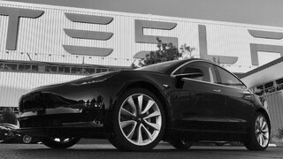 Tesla spustila výrobu svojho zatiaľ najdostupnejšieho elektromobilu