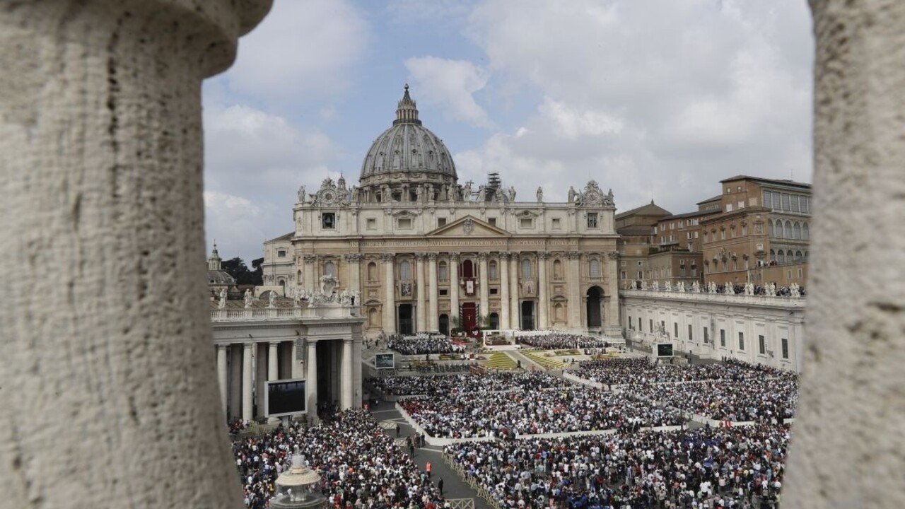 Vatikán námestie veriaci 1140 px (SITA/AP)