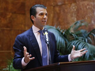 Trumpov syn sa pred voľbami stretol s Ruskou napojenou na Kremeľ