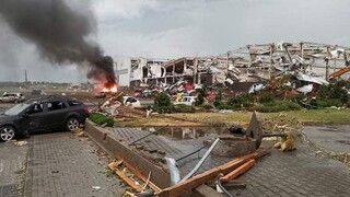 Po tornáde v Česku zaznamenali obete na životoch. Zranených je viac ako sto ľudí