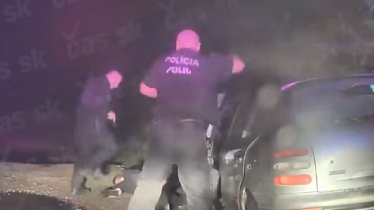 Policajti pri zásahu kopali zranené dievča, dohodli sa na vine