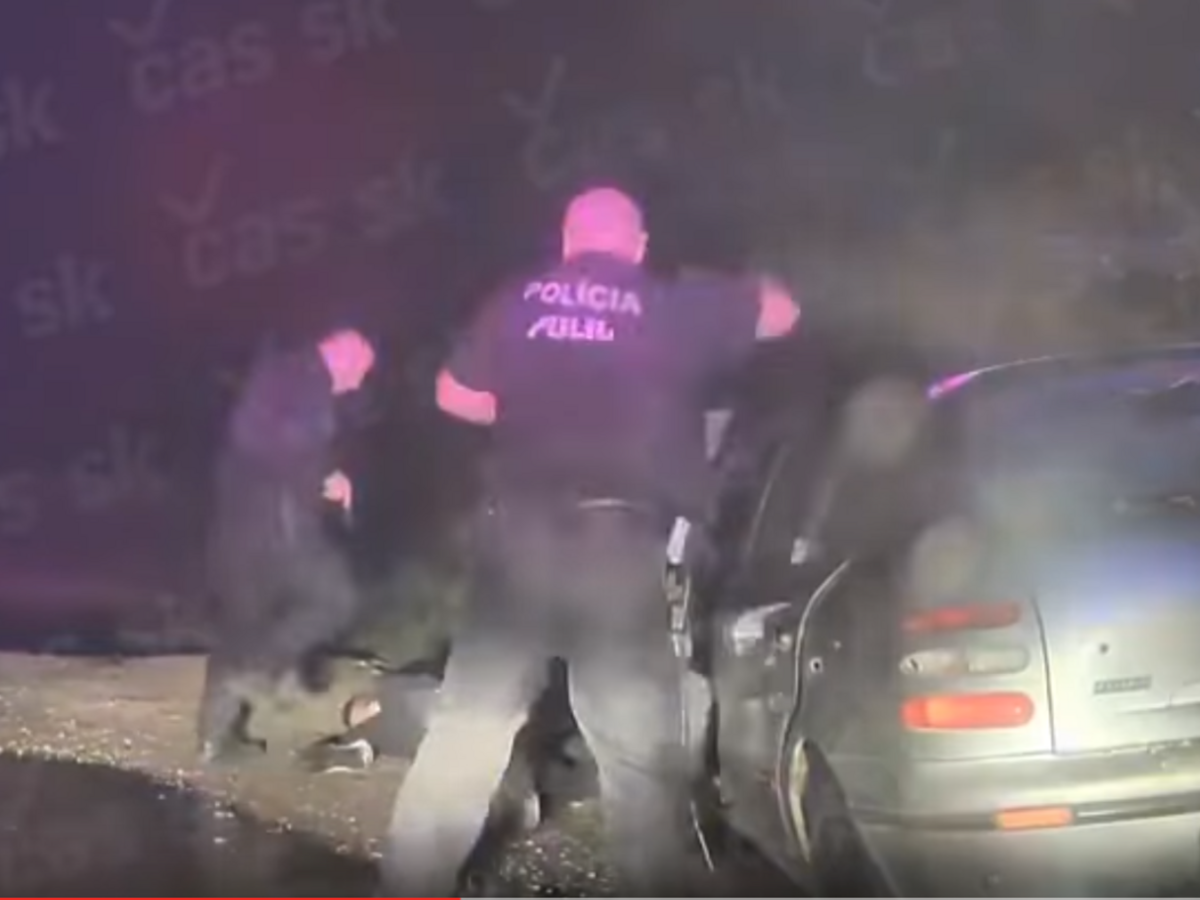 Policajti pri zásahu kopali zranené dievča, dohodli sa na vine