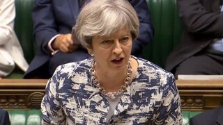 Brexit sa blíži, premiérka Mayová chce prisťahovalcov upokojiť