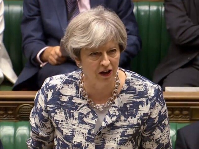 Brexit sa blíži, premiérka Mayová chce prisťahovalcov upokojiť