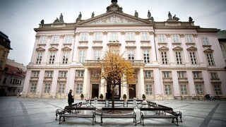 Poslanci budú zasadať aj cez leto, chcú prelomiť primátorovo veto