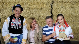 Fotogaléria: Fico bol na žatevnom výjazde, Hlina vylieval mlieko