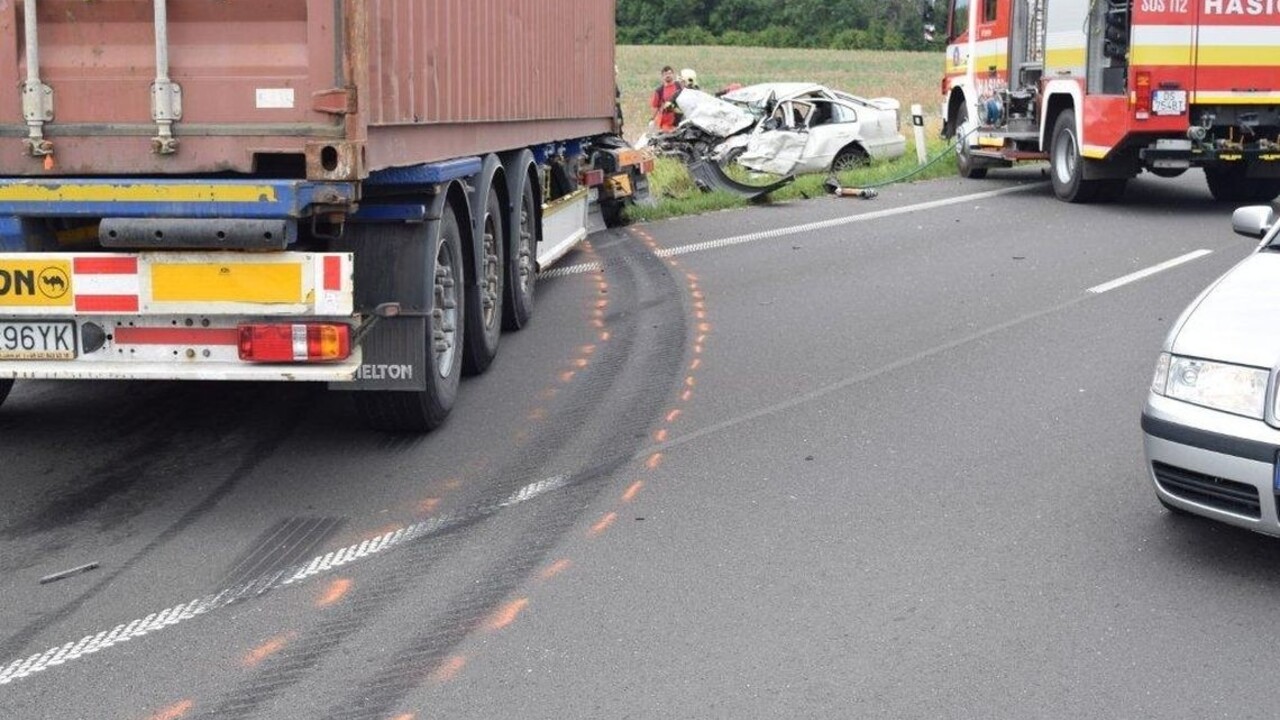 Vracali sa z promócií, zahynuli pri zrážke s kamiónom