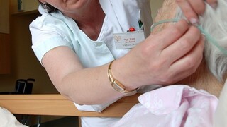 Štát chce pomôcť ľudom, ktorí opatrujú seniorov v Rakúsku