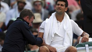 Djokoviča vyradilo z Wimbledonu zranenie, ďalej ide Berdych