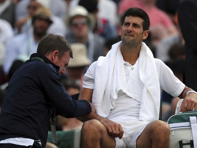 Djokoviča vyradilo z Wimbledonu zranenie, ďalej ide Berdych