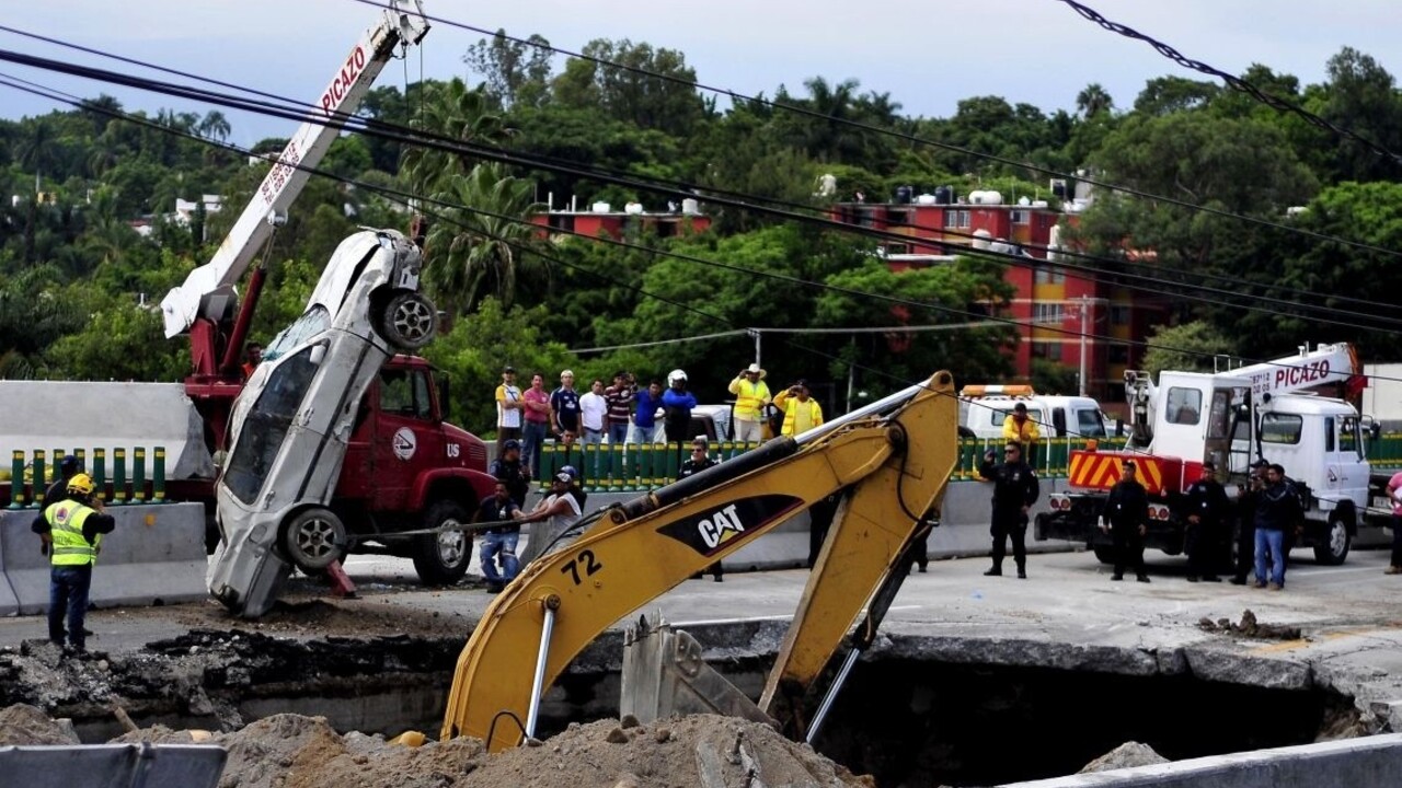 Diaľnica pohltila auto, v prepadlisku zahynuli dvaja ľudia
