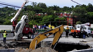 Diaľnica pohltila auto, v prepadlisku zahynuli dvaja ľudia