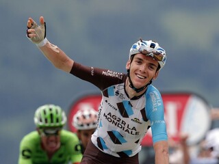Lídrom dvanástej etapy Tour je Bardet, Frooma vyzliekli z dresu