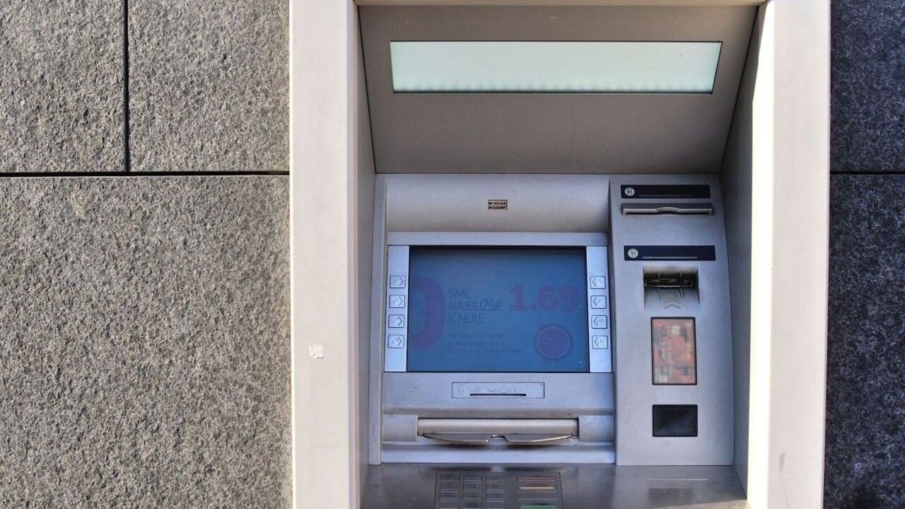 Z bankomatu sa vysúvali lístky s prosbou o pomoc, uviazol v ňom muž