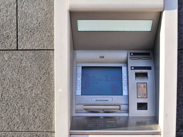 Z bankomatu sa vysúvali lístky s prosbou o pomoc, uviazol v ňom muž
