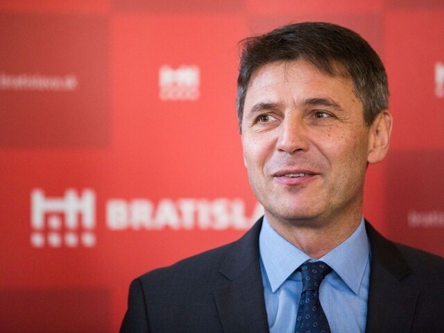 Nesrovnal bude zarábať menej, poslanci sú nespokojní s jeho prácou
