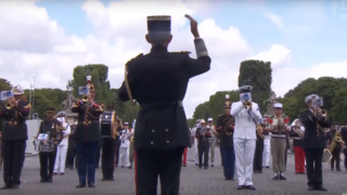 Čerešničku francúzskeho orchestra sledoval Trump s kamennou tvárou