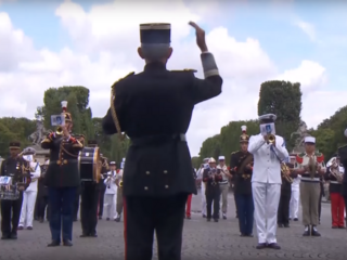 Čerešničku francúzskeho orchestra sledoval Trump s kamennou tvárou