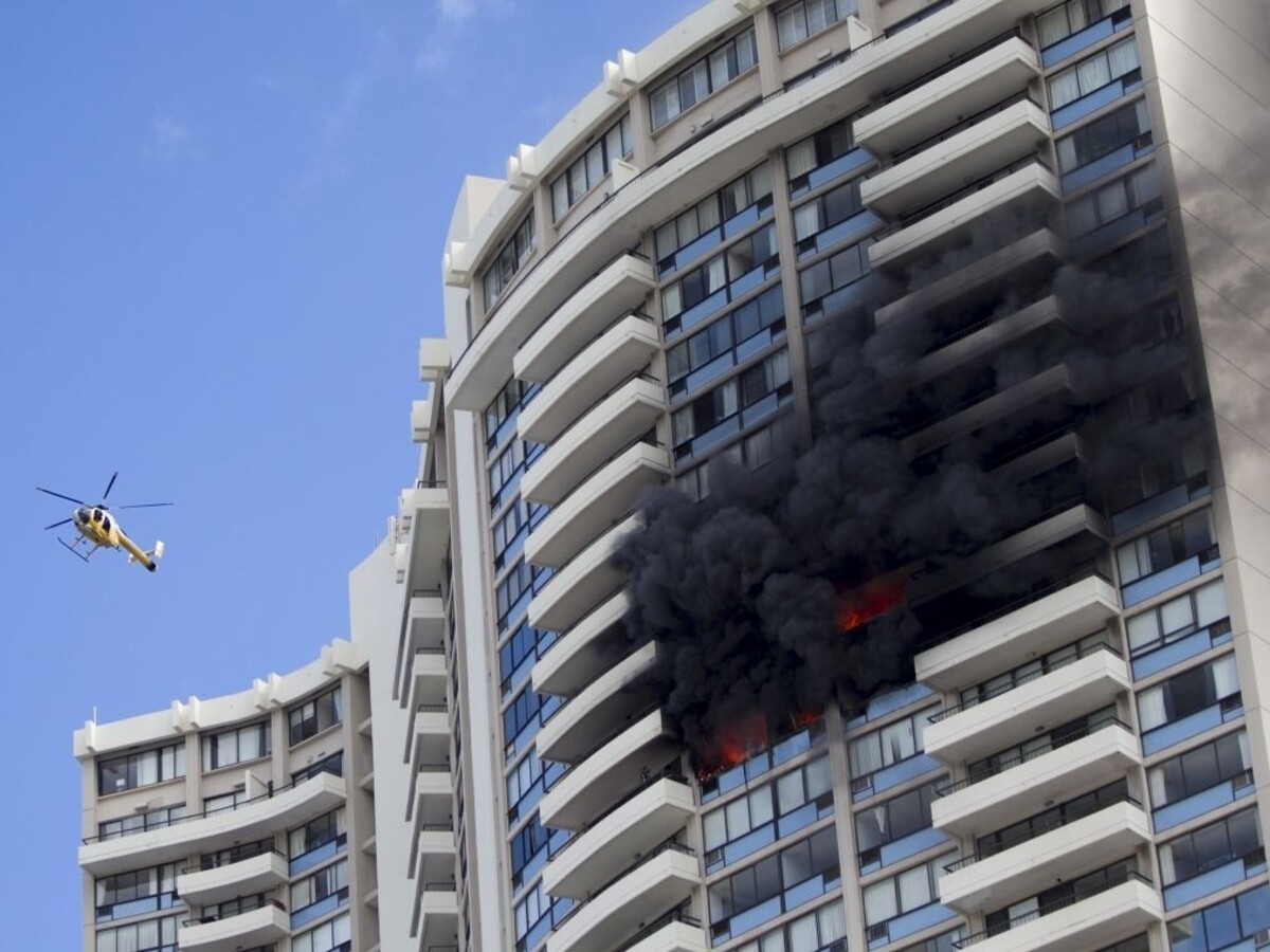 Výškovú budovu v Honolulu zachvátili plamene, hlásia mŕtvych