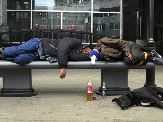 Zákaz pitia alkoholu na verejnosti ignorujú opilci po celom Slovensku