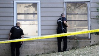 Žena zavolala policajtov, tí ju zastrelili. Prípad sa zamotáva