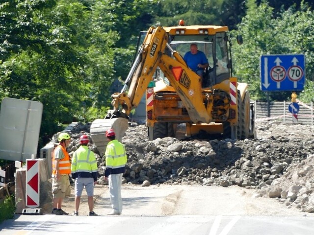 Geotechnici majú pod Strečnom plné ruky práce s odstránením skalného masívu