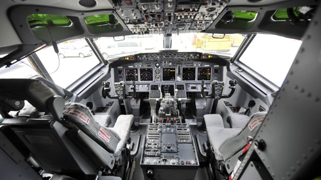 lietadlo kokpit 1140 px (TASR/Štefan Puškáš)