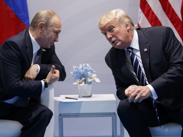 Trump s Putinom si majú čo povedať, stretli sa aj neoficiálne