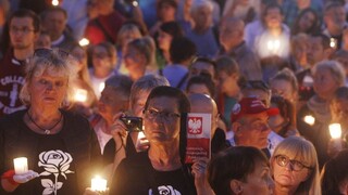 Pred parlamentom bolo rušno. Namiesto spánku Poliaci protestovali