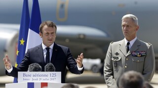 Macron zachraňuje situáciu s armádou. Tá mu už neverí