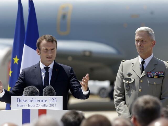 Macron zachraňuje situáciu s armádou. Tá mu už neverí