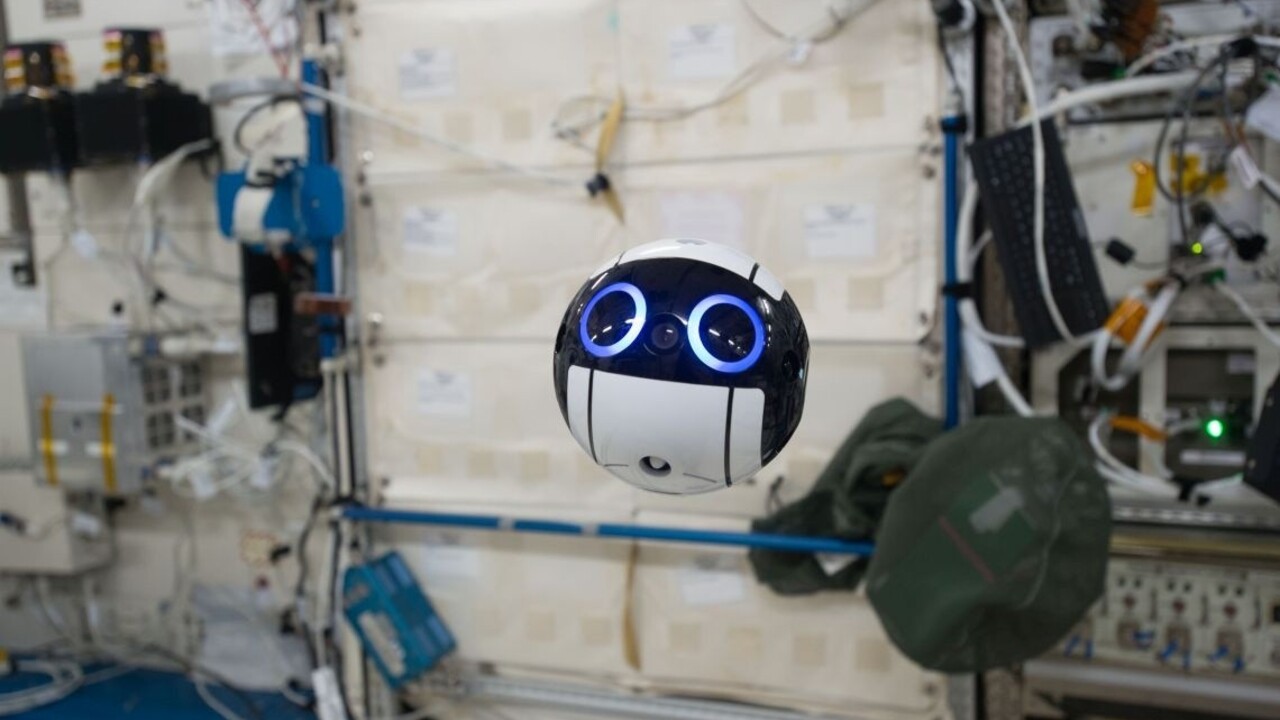 Modrookého robota neobmedzuje gravitácia, poletuje po vesmírnej stanici