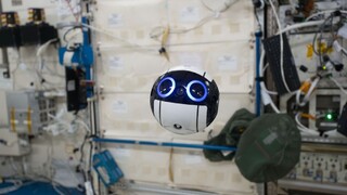 Modrookého robota neobmedzuje gravitácia, poletuje po vesmírnej stanici