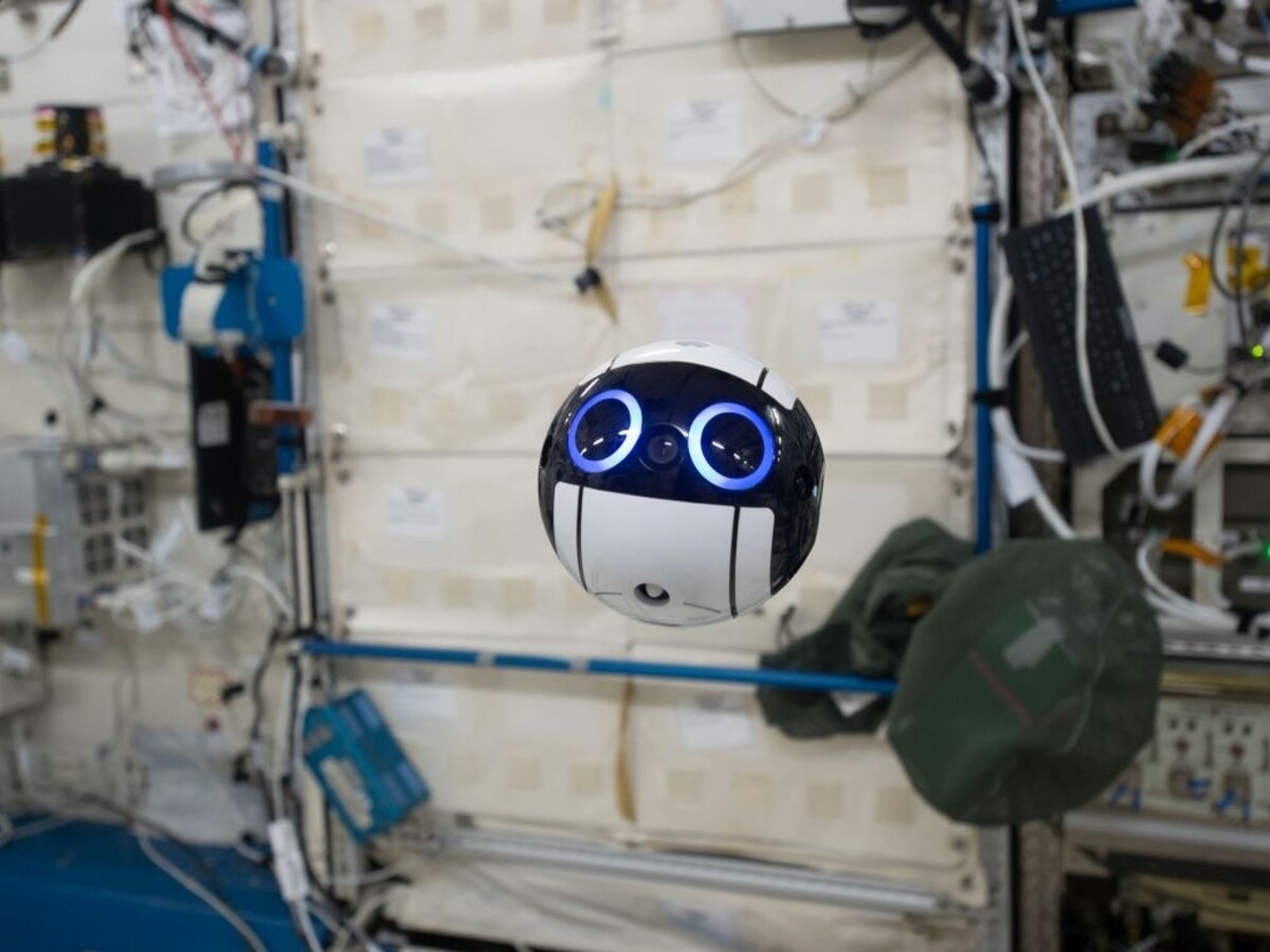 Modrookého robota neobmedzuje gravitácia, poletuje po vesmírnej stanici