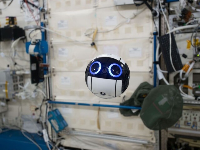 Modrookého robota neobmedzuje gravitácia, poletuje po vesmírnej stanici