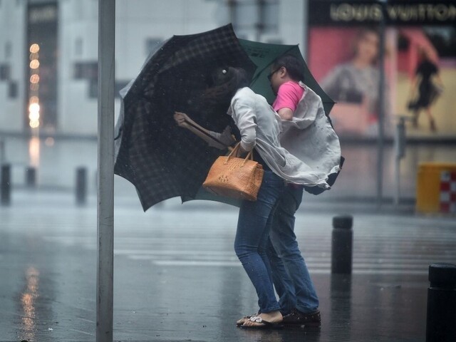 Slovensko potrápia intenzívne lejaky. Týmto okresom hrozia povodne