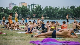 Chystáte sa počas horúčav k jazeru? Kvalitu vody nepodceňujte
