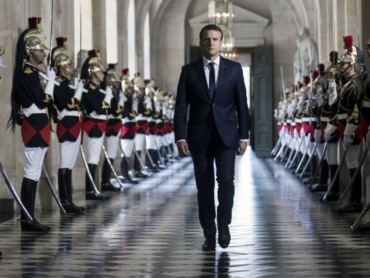Macron je vraj opitý mocou, v prieskumoch obľúbenosti sa prepadáva