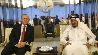 Erdogan pricestoval do Saudskej Arábie, chce pomôcť s katarskou krízou