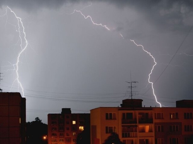 Tínedžera v českom Třinci zasiahol počas búrky na ulici blesk