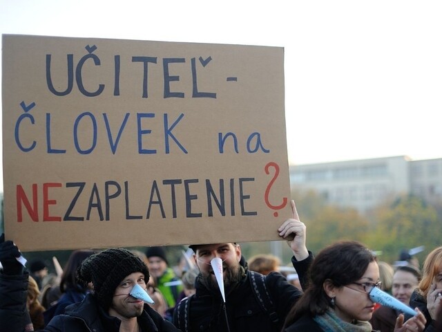 Učiteľom zvýšia platy už od septembra, podmienkou je memorandum